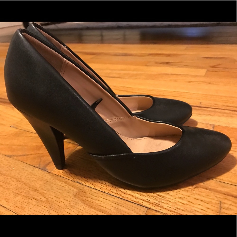 Black faux leather pumps